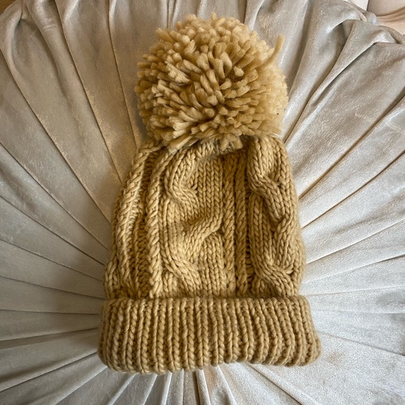 NWOT- FOREVER 21 KNIT BEANIE - Picture 2 of 5